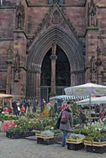 Der Freiburger Münsterplatz - Teil des zentralen Versorgungsbereiches.