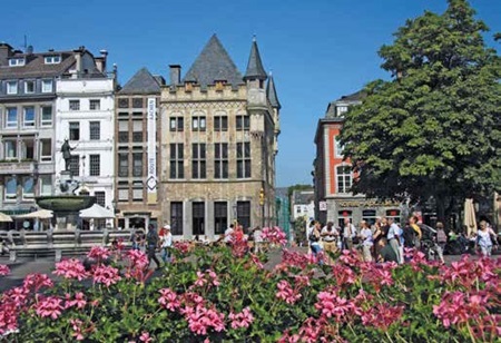 Aachen, Marktplatz: Etwa 40.000 Studierende prägen das mediterrane Flair der Stadt, die untrennbar mit Karl dem Großen, Pferdesport und Printen verbunden ist