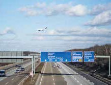 Flugzeug über der A5 im Landeanflug auf den Rhein-Main-Flughafen